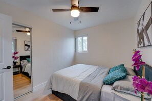 2 bedrooms, desk, iron/ironing board, travel cot - Beautiful 2 BR Home w/ Garage Parking On Premises (San Diego)