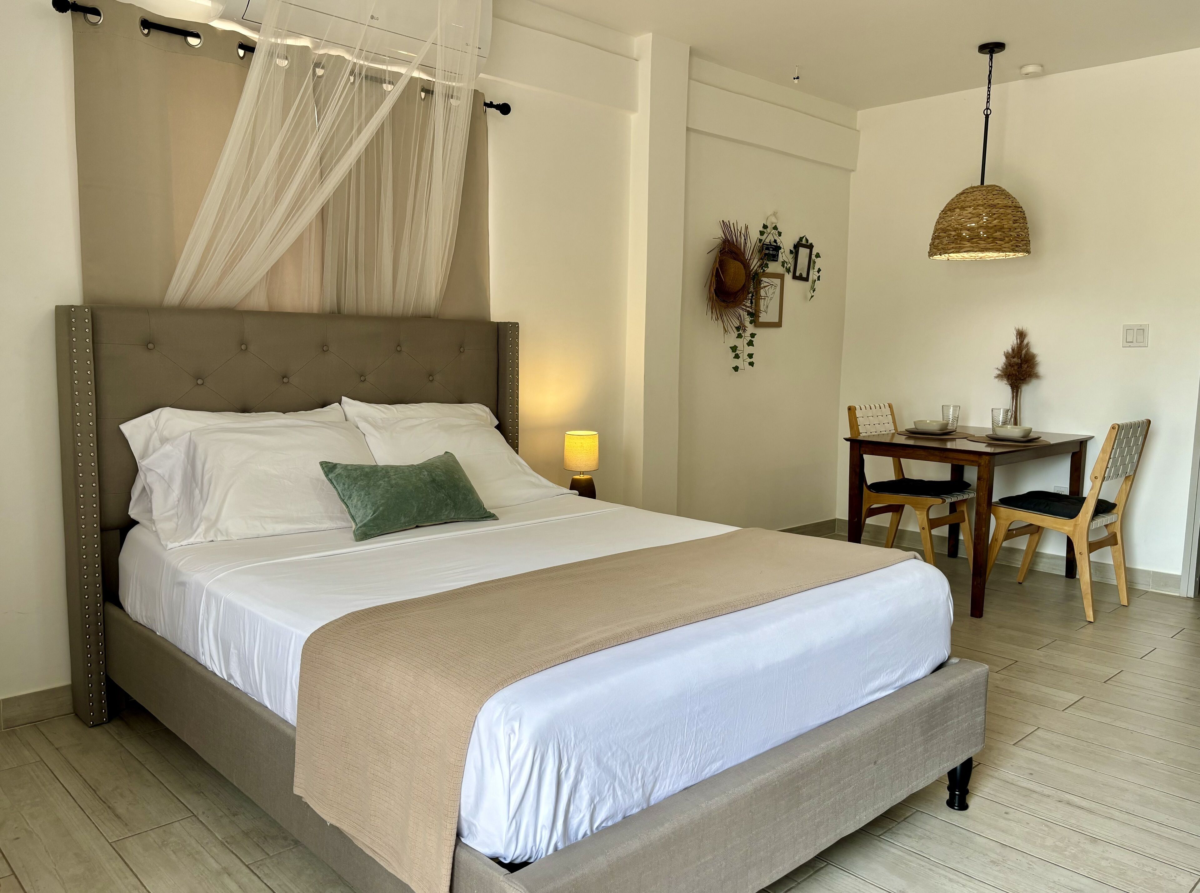 Camas con pillow-top, decoración personalizada y muebles diferentes 