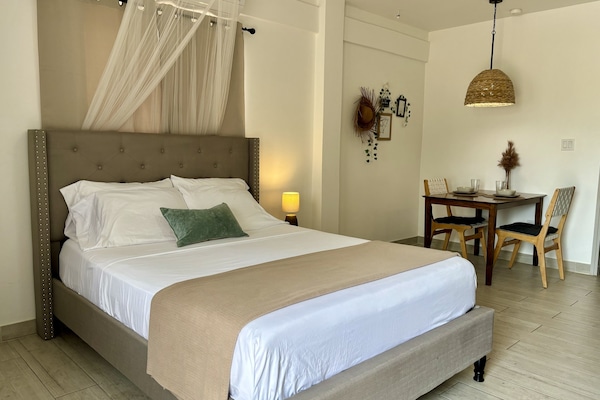 Camas con pillow-top, decoración personalizada y muebles diferentes