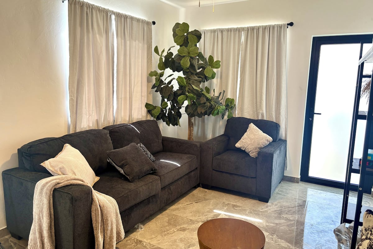 Habitación cuádruple de diseñador | Camas con pillow-top, decoración personalizada y muebles diferentes