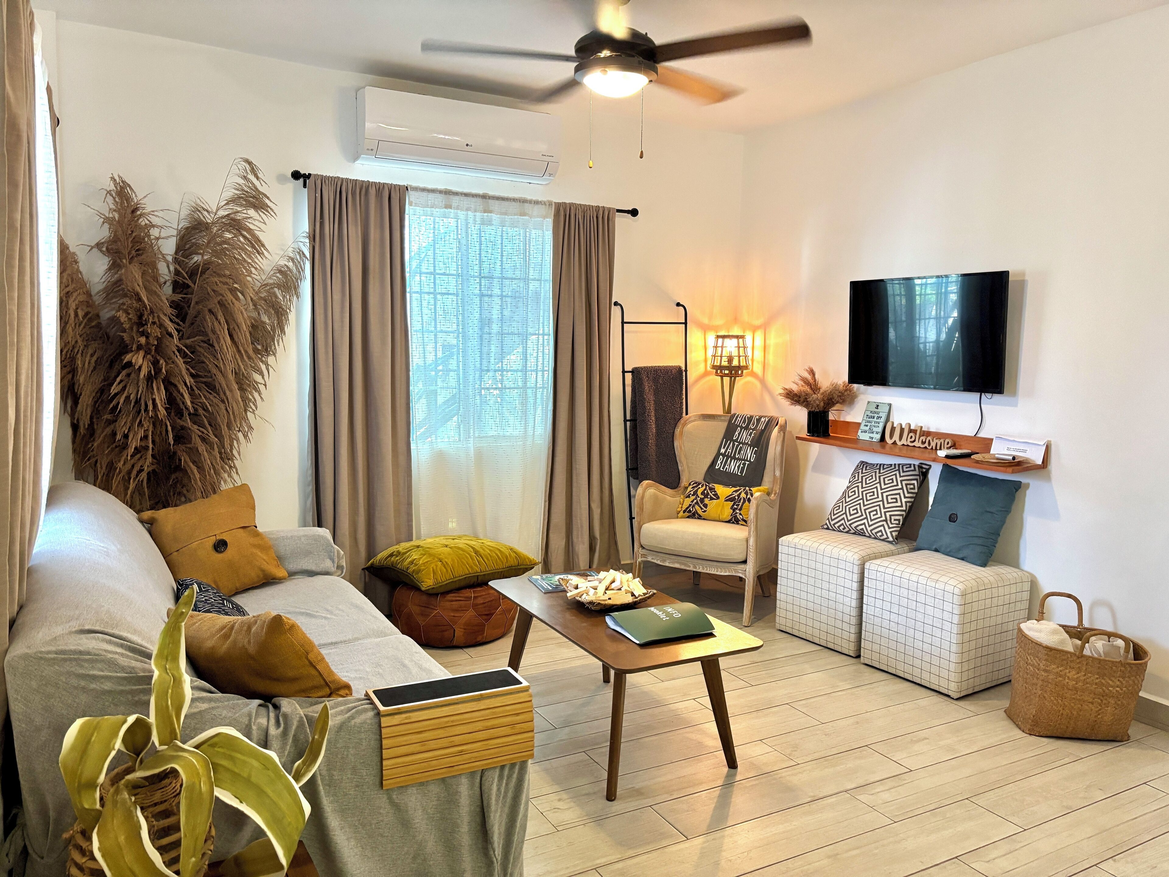 شقة بريميير - سرير كبير مع أريكة سرير | منطقة المعيشة | تلفزيون ذكي بحجم 42-بوصة يعرض قنوات تلفزيونية رقمية، تلفزيون