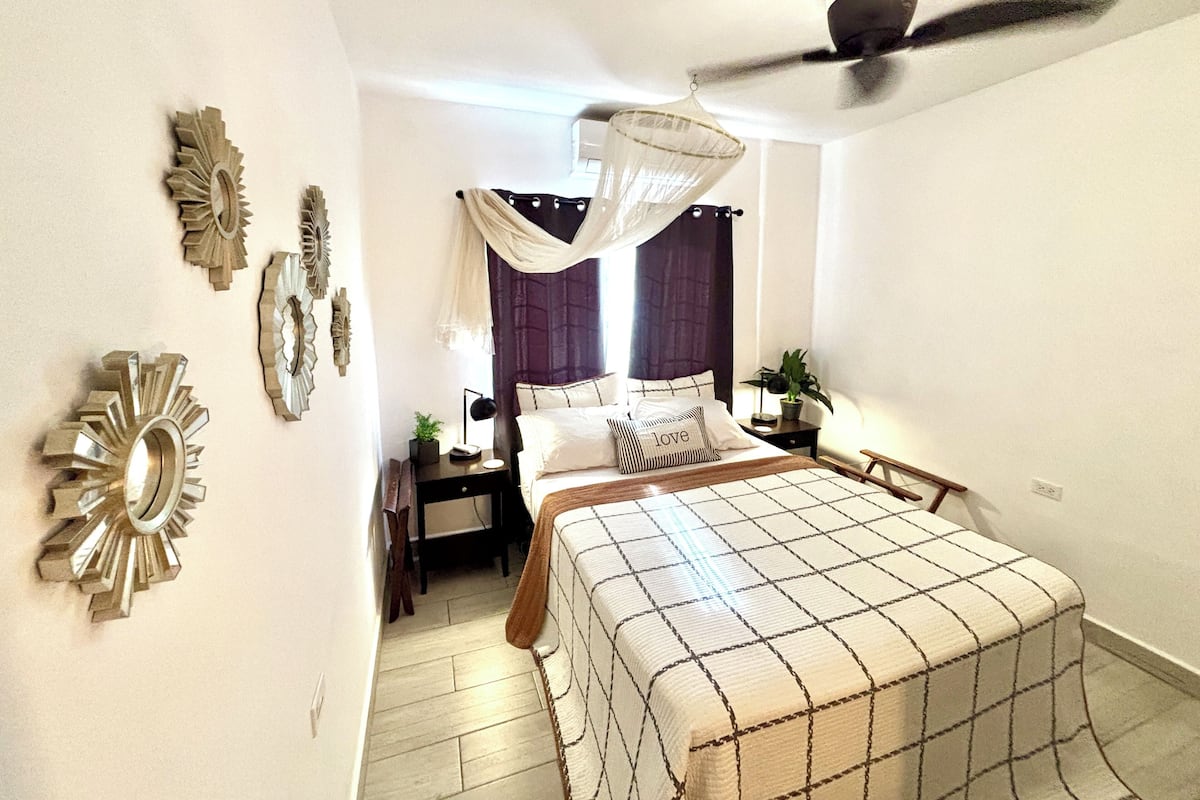 Camas com colchões pillow-top, individualmente decorados