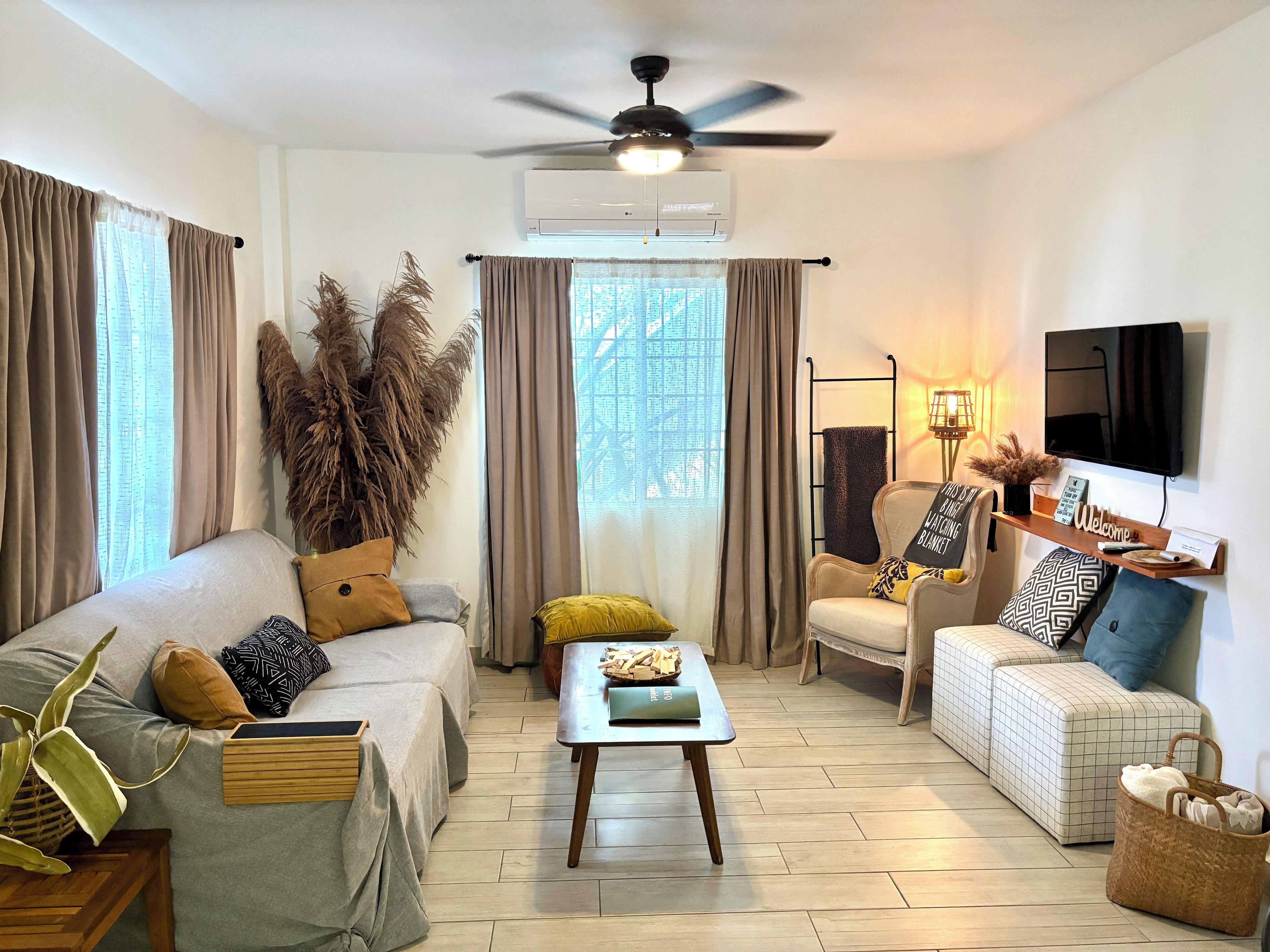 Departamento Premier, 1 cama Queen size y sofá cama | Área de sala de estar | Smart TV de 42 pulgadas con canales digitales y televisión 