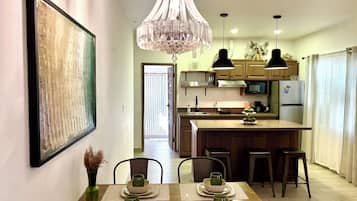 Appartement « Premier », 1 grand lit et 1 canapé-lit | Coin séjour | TV connectée de 42 pouces avec chaßnes numériques, télévision, Netflix