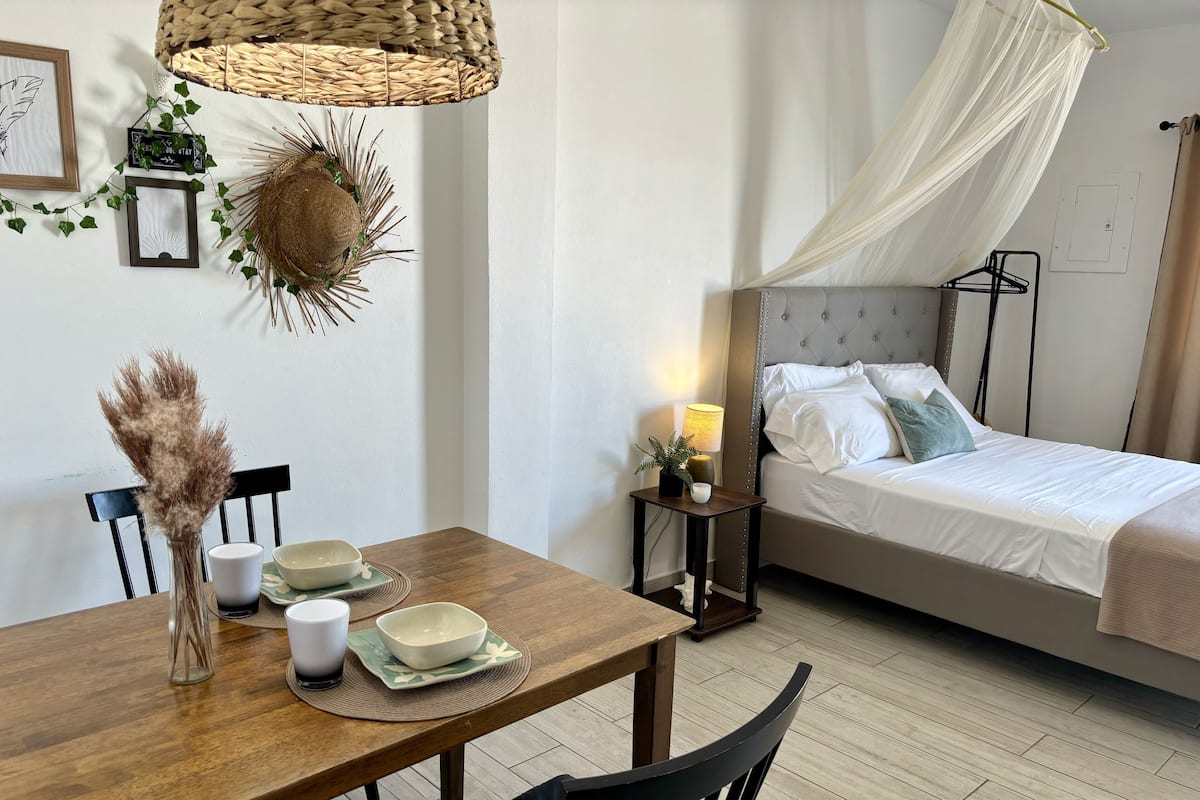 Premier studio suite, 1 queensize bed | Dineren op de kamer