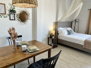 تناول الطعام داخل الغرفة