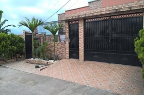 Property grounds - High standing residence located in Douala (Douala)