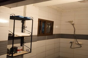 シャワー、ヘアドライヤー、ビデ、タオル