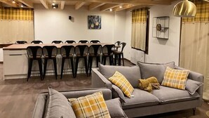 A modern interior with a dining area, sofas, and a wooden ceiling. - Duplex M, huge loft in resort center (Font-Romeu-Odeillo-Via)