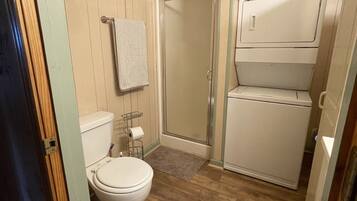 Douche, serviettes fournies, papier toilette