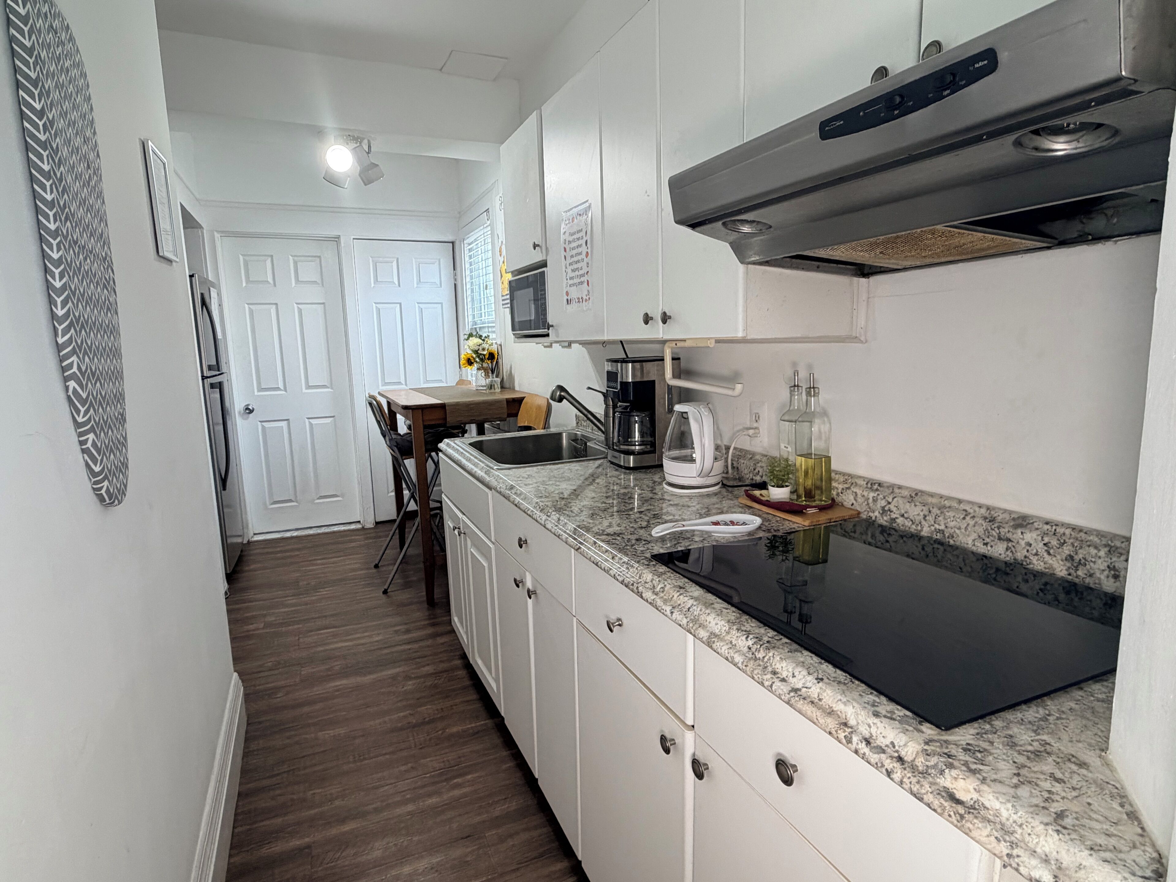 Full-size fridge, microwave, coffee/tea maker, electric kettle