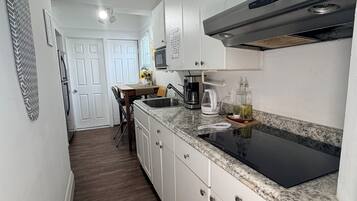 Stort kylskÄp, mikrovÄgsugn, kaffe- och tebryggare och vattenkokare