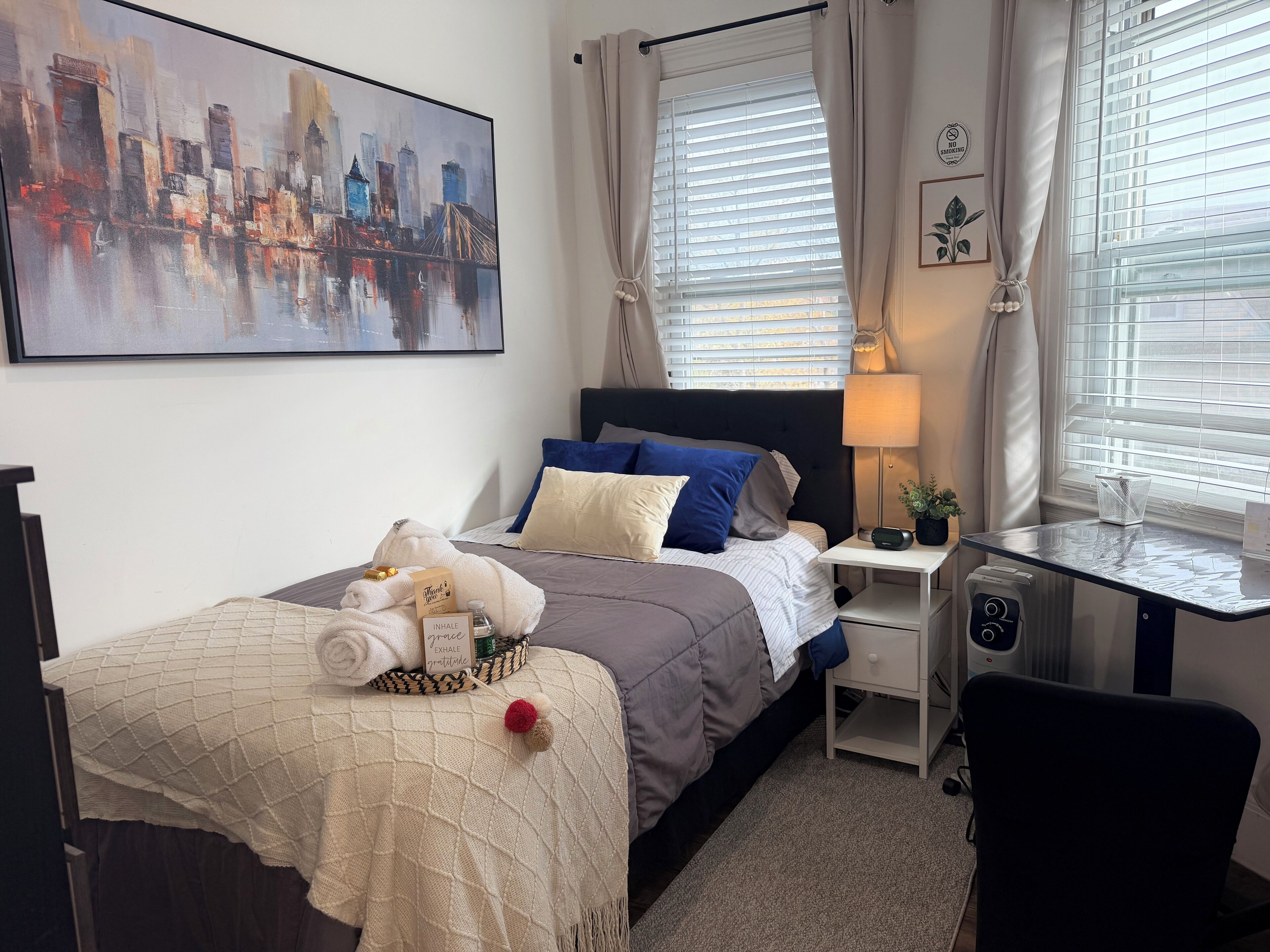 Ropa de cama hipoalergénica, escritorio, wifi gratis y ropa de cama 