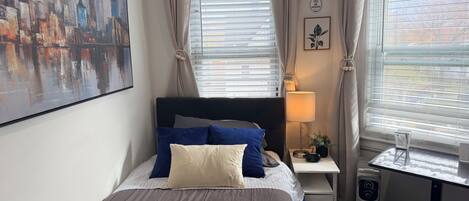 Ropa de cama hipoalergénica, escritorio, wifi gratis y ropa de cama