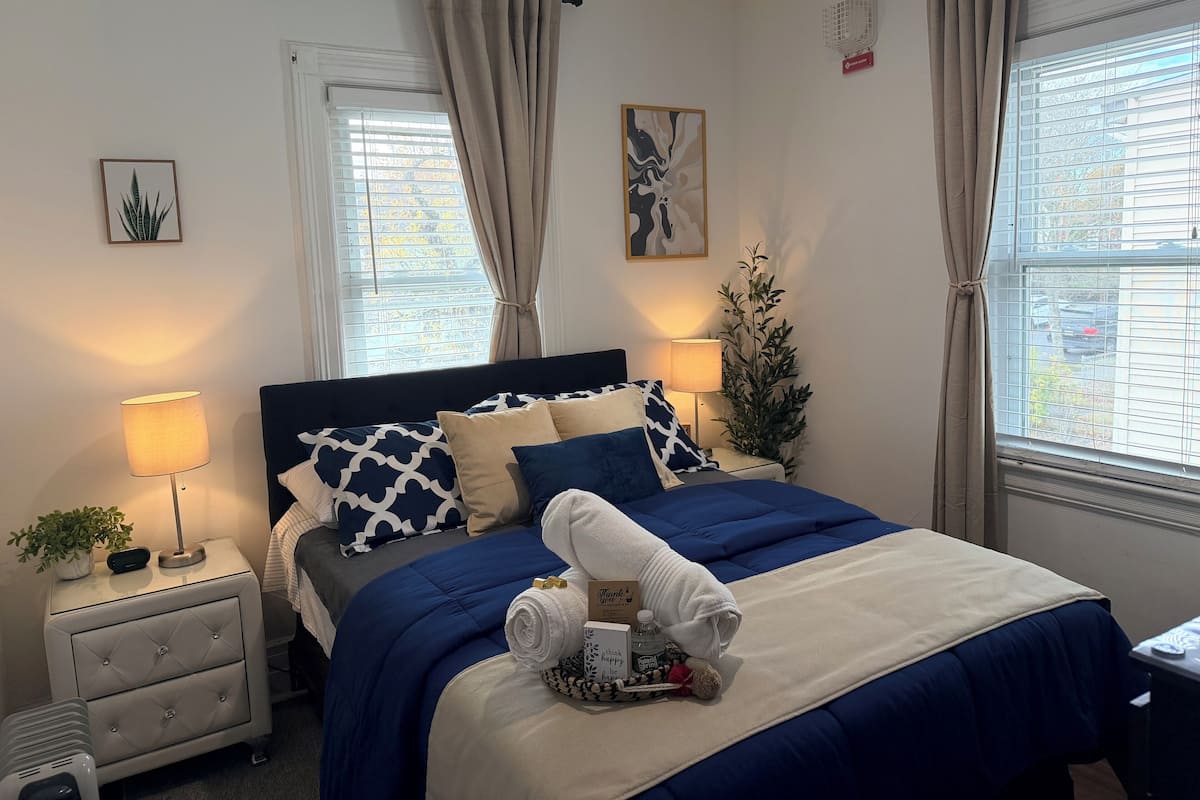 Cozy Private Room C | Hypo-allergenic bedding, desk, free WiFi, bed sheets