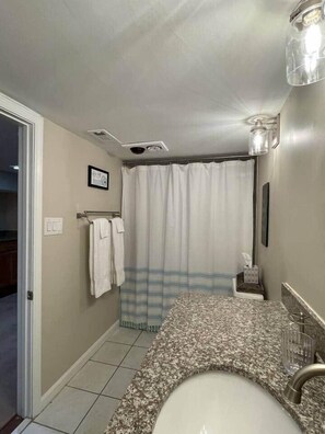 Kombinert dusj/badekar, hårføner, håndklær og såpe