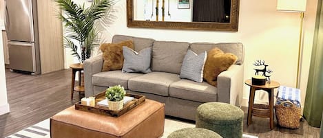 Condo | Ruang tamu | 40 inci sebuah televisyen pintar dengan digital, TV, pendiangan