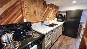 Coffee/tea maker, fridge, microwave, oven