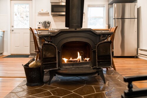 5 mins to Belleayre Ski! Relax in Hot tub and turn on massage jets!  Pets free!