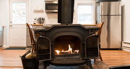 5 mins to Belleayre Ski! Relax in Hot tub and turn on massage jets! Pets free!