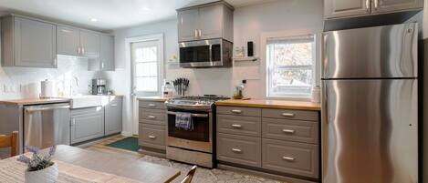 Kjøleskap, mikrobølgeovn, ovn og kokeplater