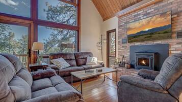 TV connectée, cheminée, table de tennis de table, livres