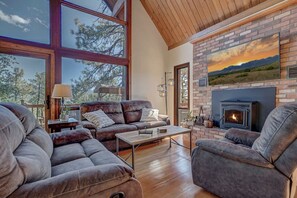 Smart-tv, een open haard, een tafeltennistafel en boeken