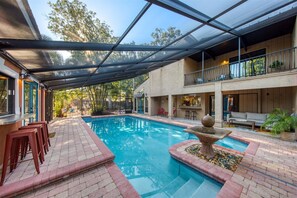 Alberca al aire libre y alberca climatizada