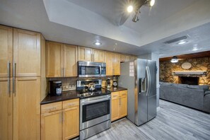 Refrigerador, microondas, horno y parrilla de estufa 