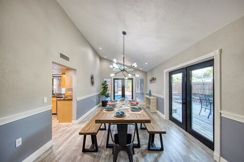 The Mermaid House. 5/4 home 1 mi to beach w  heated(free) saltwater pool w/lanai