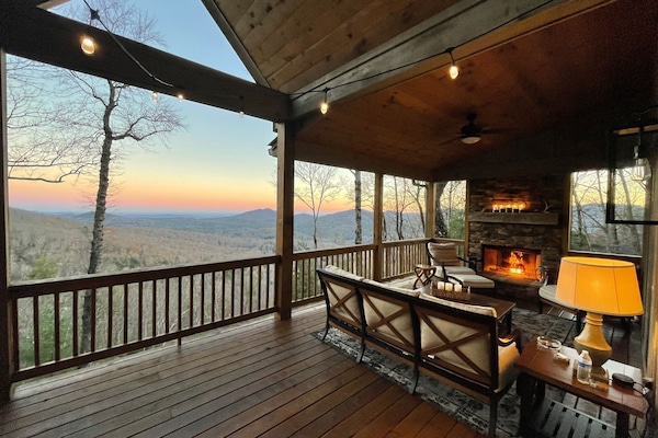 Upper deck with beautiful long range mountain views.