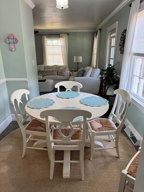 Dining -  Cape Cod cottage close to Prembroke Creek (Edenton)