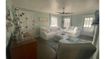 Smart-tv, eldstad och böcker