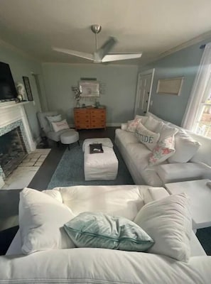 Smart TV, fireplace, books -  Cape Cod cottage close to Prembroke Creek (Edenton)