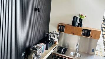 Coffee/tea maker, fridge, microwave, oven