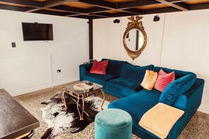 Smart-TV, Kamin, Bücher, Stereoanlage