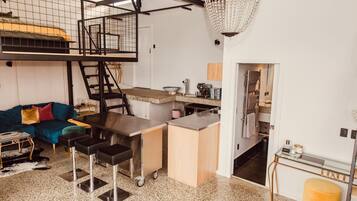 Smart TV, fireplace, books, stereo