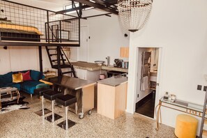 Smart TV, fireplace, books, stereo