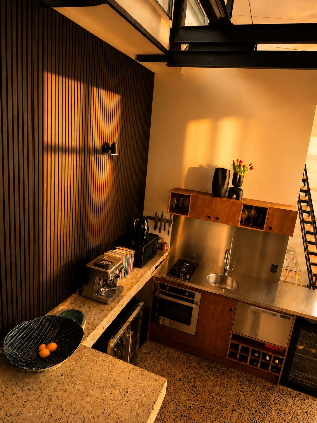 Una cocina moderna con estufa, horno y microondas integrados.