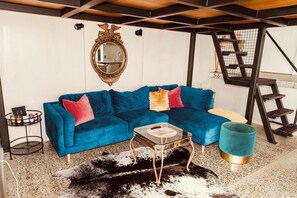 Una Smart TV, una chimenea, libros, un reproductor estéreo