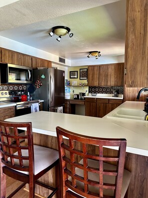 Kjøleskap, mikrobølgeovn, ovn og kokeplater