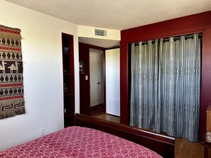 3 habitaciones, escritorio, tabla de planchar con plancha y wifi gratis 