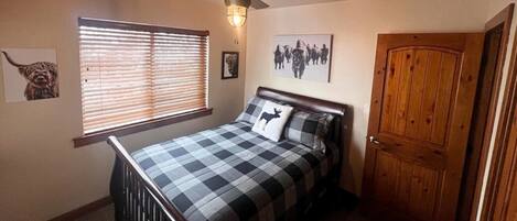 4 bedrooms, iron/ironing board, WiFi, bed sheets