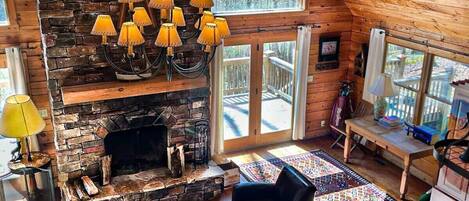 Televisie, een open haard en een tafeltennistafel