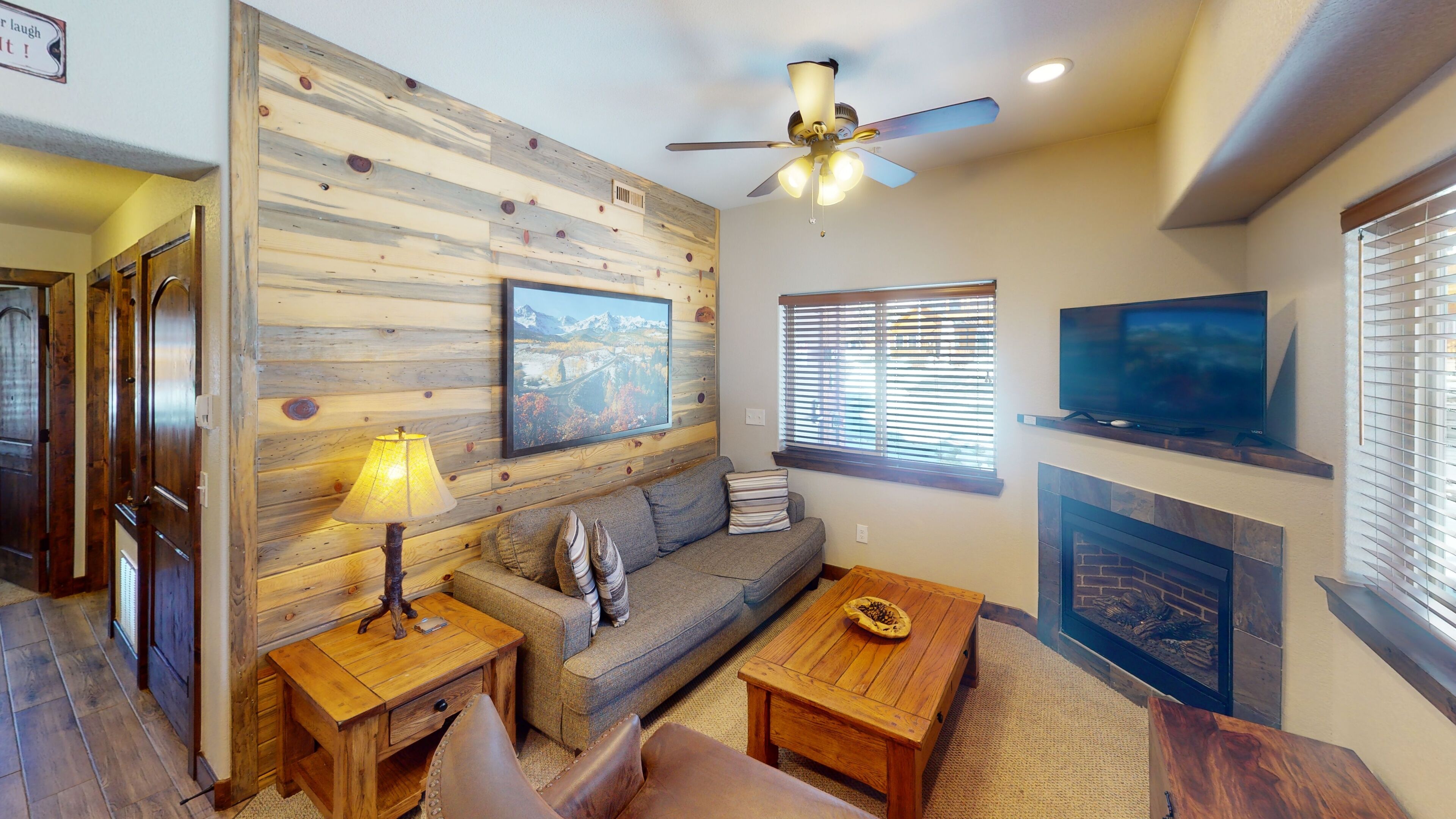 Steps from Fall River, grills, pool, & hot tubs. 5-minute walk to downtown attra