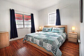 3 bedrooms, iron/ironing board, WiFi, bed sheets - Centrally Located Impeccable Apartment Unit w/BBQ (Miami)