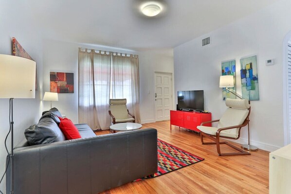 TV - Centrally Located Impeccable Apartment Unit w/BBQ (Miami)