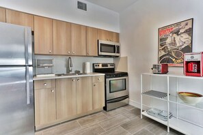 Fridge, microwave, oven, stovetop - Centrally Located Impeccable Apartment Unit w/BBQ (Miami)