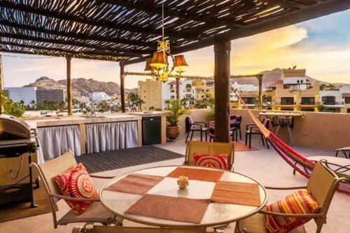 Secluded Cabo Hideaway! Walk to the beach, ample space,  pool and rooftop deck!