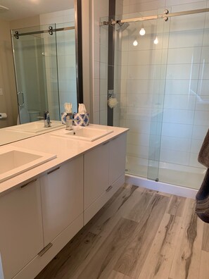 Douche, sèche-cheveux, serviettes fournies, shampoing